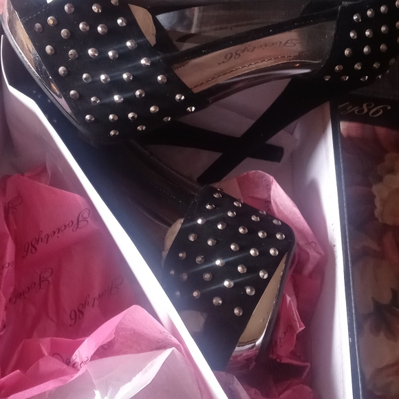 Heels - Picture 4 of 4